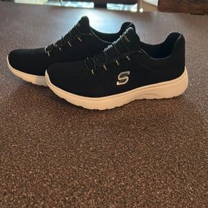 NWOT Women’s Skechers Sport Slip on Sneakers Size 6